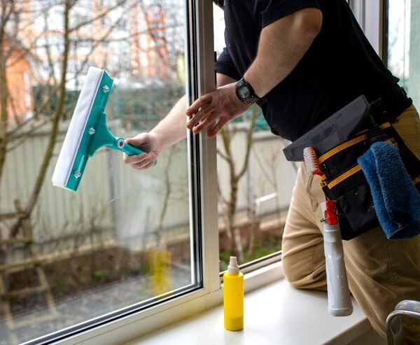 hombre-haciendo-servicio-profesional-limpieza-hogar_23-2150359032