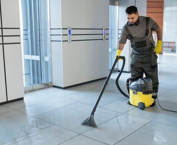 hombre-tiro-completo-aspirando-piso-oficina_23-2149345550 (1)