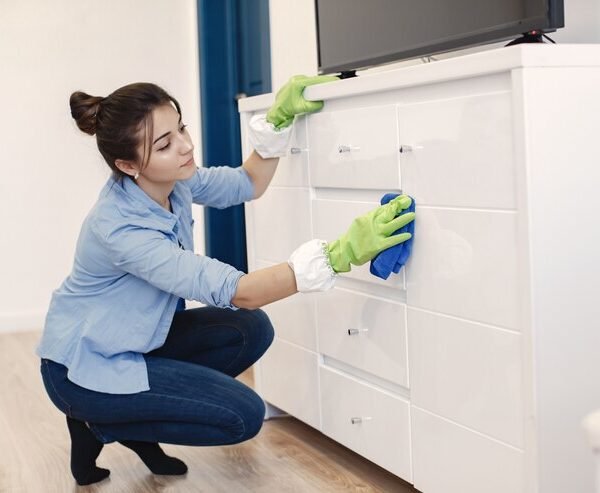 mujer-esponja-guantes-goma-limpieza-casa_1157-45529
