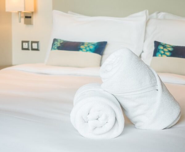 toalla-blanca-cama_74190-4536